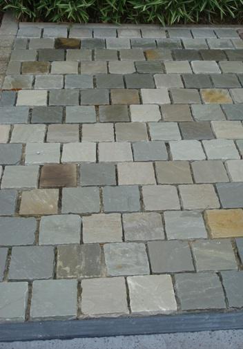 PAVE EN GRES GRIS NUANCE  14/14/4-6 CM.