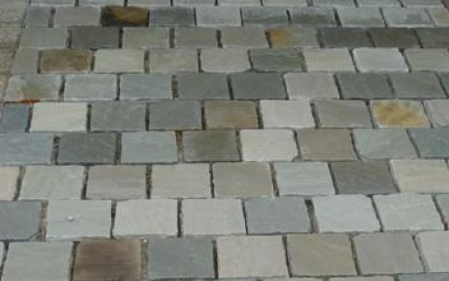 PAVE EN GRES GRIS NUANCE  14/14/4-6 CM.