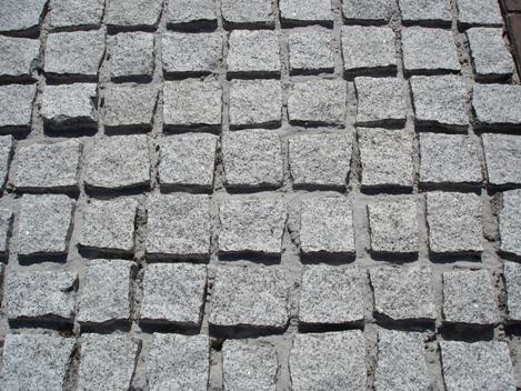 PAVE  EN GRANITE GRIS CLAIR  11X11X6-8 CM.