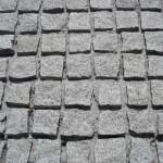 PAVE  EN GRANITE GRIS CLAIR  11X11X6-8 CM.