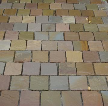 PAVE EN GRES BEIGE NUANCE  14/14/4-6 CM.