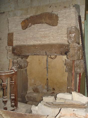 VERY ANCIENT MEDIEVAL KNIGHT TEMPLAR CHIMNEY 