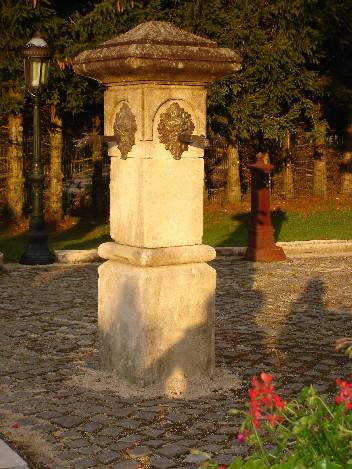 ANTIQUE WATER SOURCE IN OLD BURGUNDY LIMESTONE 