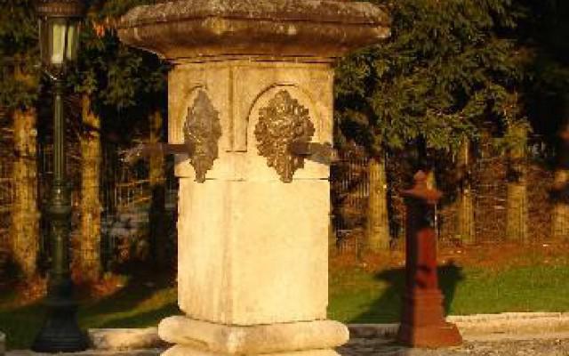 ANTIQUE WATER SOURCE IN OLD BURGUNDY LIMESTONE 