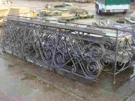 OLD ANTIQUE FOUNDRY IRON PARAPET 